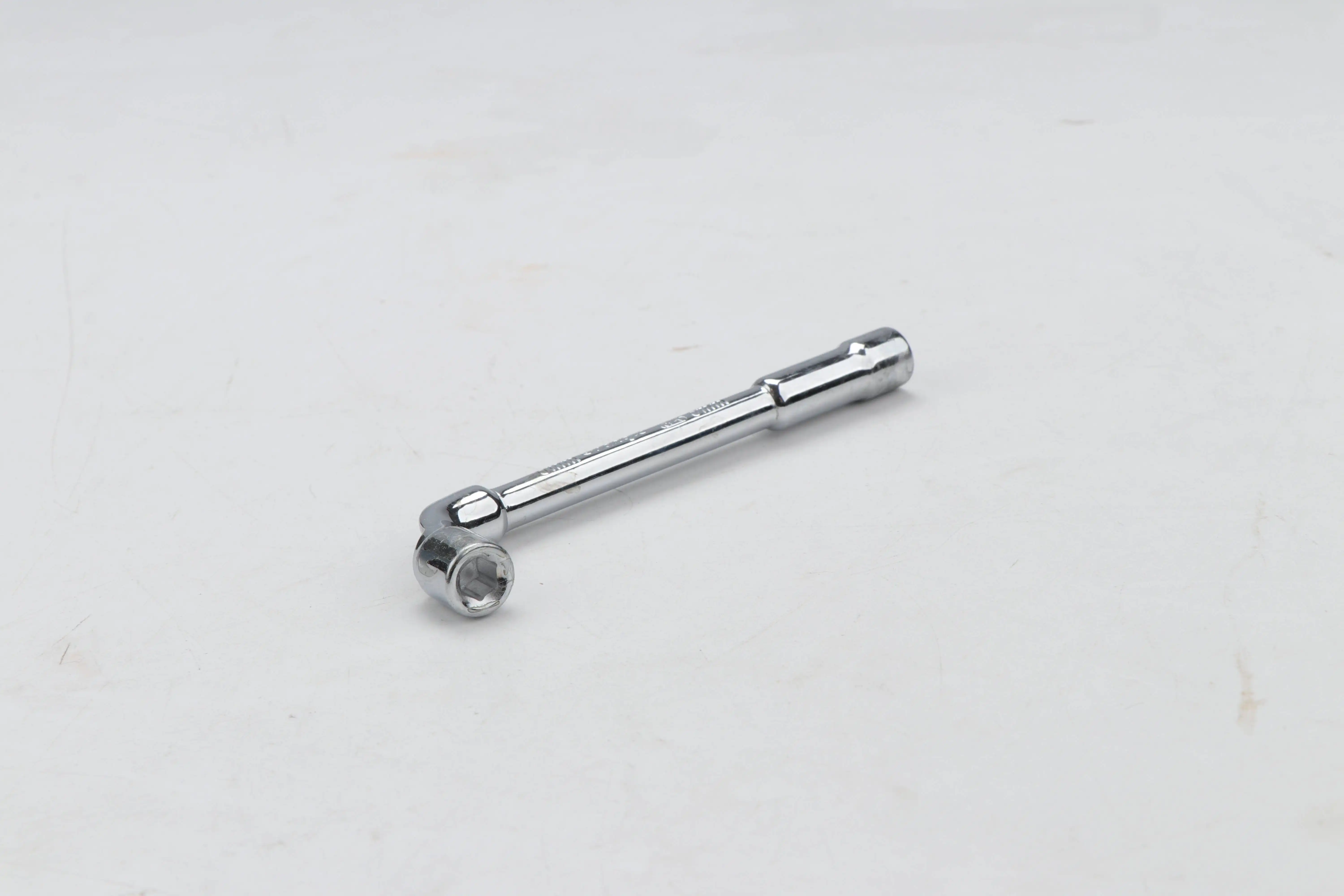 How does an L‑type mirror socket wrench improve access in tight spaces?